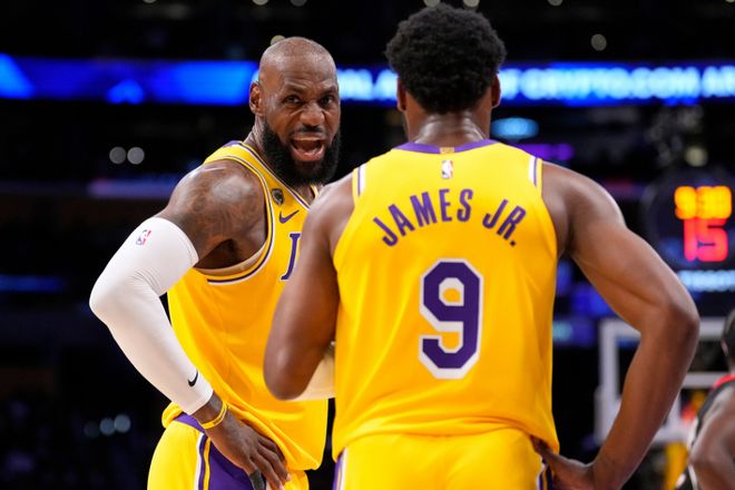 詹姆斯率湖人险胜火箭 布朗尼季后赛数据全零引