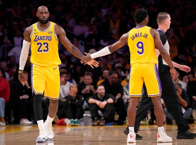 詹姆斯率湖人险胜火箭 布朗尼季后赛数据全零引