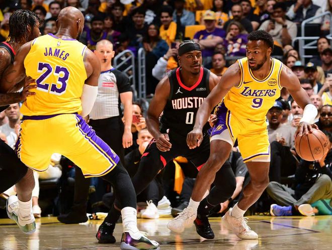 詹姆斯率湖人险胜火箭 布朗尼季后赛数据全零引