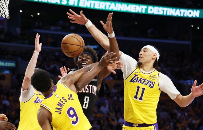 詹姆斯率湖人险胜火箭 布朗尼季后赛数据全零引